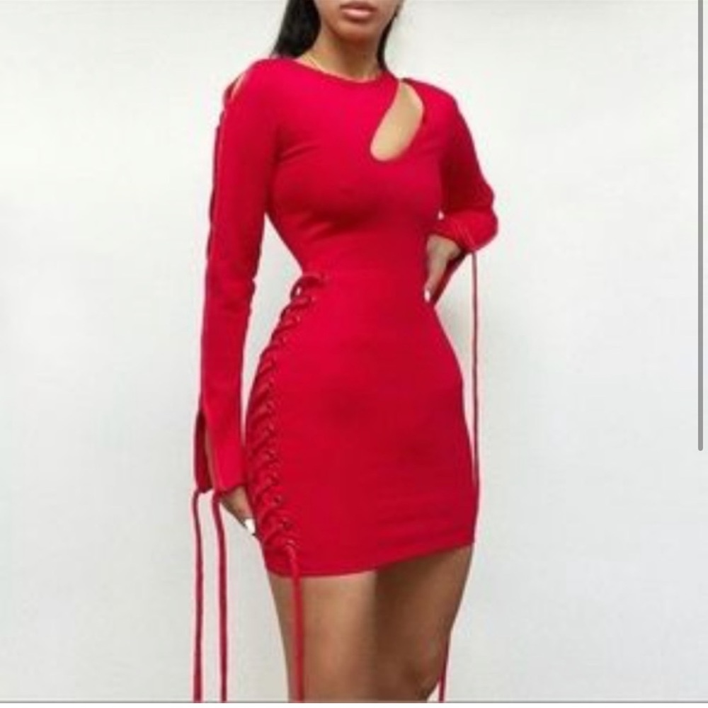 Reposhing. The dress is in great condition, just too small for me.